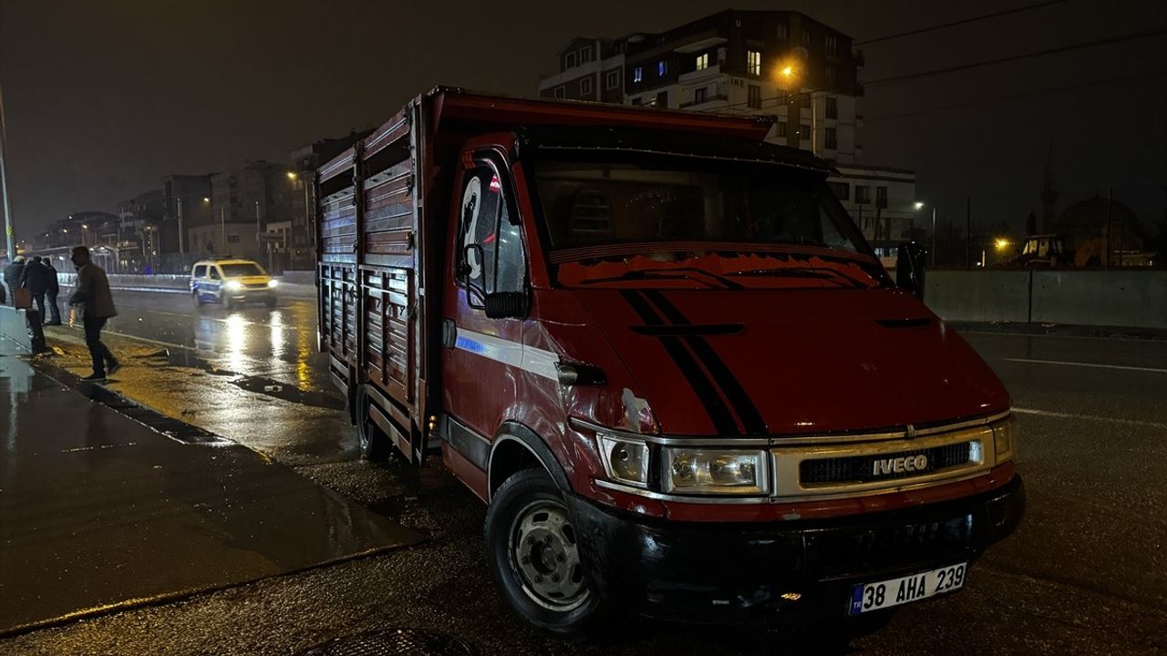 Bursa'da Kazaya Müdahale Eden Polis Memuru Kamyonetin Çarpması Sonucu Yaralandı