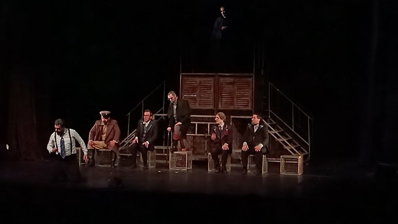 Bursa'da 'Müfettiş' Oyunu Sanatseverlerle Buluştu