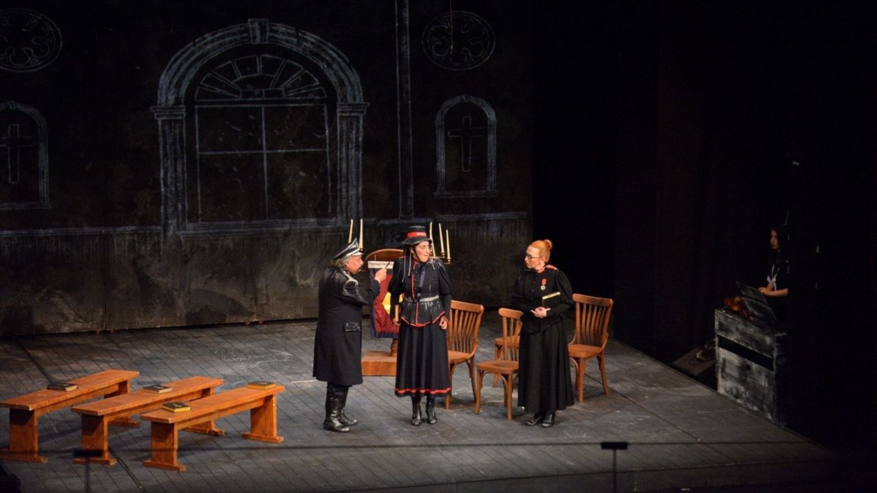 Bursa'da 'Mutlu Son' Oyunu Uluslararası Tiyatro Festivali'nde Sahnelendi