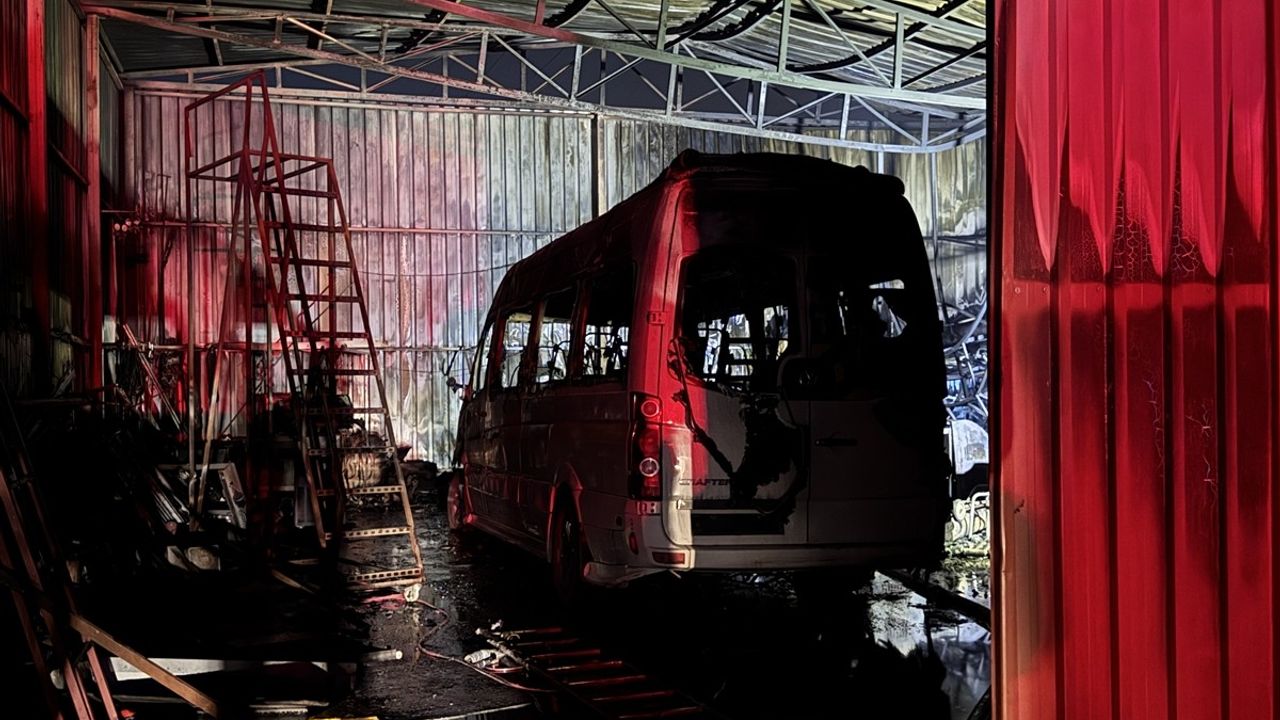 Bursa'da Oto Tamirhanesinde Yangın Çıktı, Hızla Söndürüldü