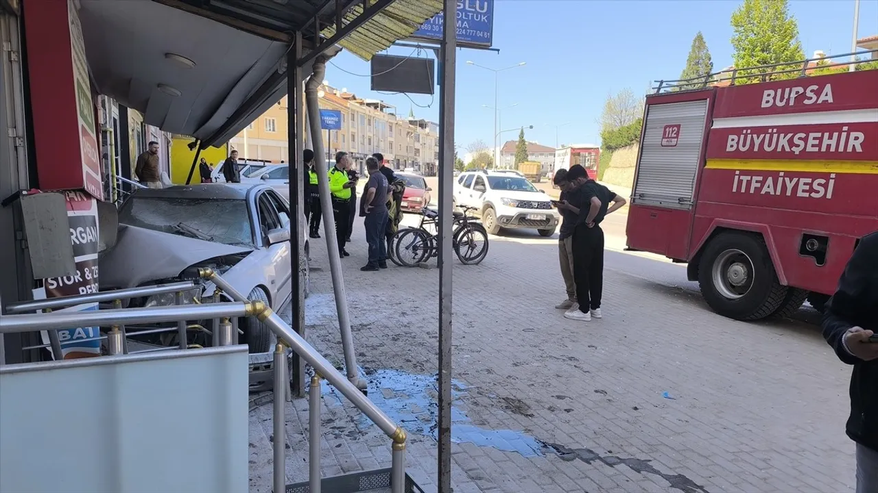 Bursa'da Otomobil Duvara Çarparak Kazaya Neden Oldu