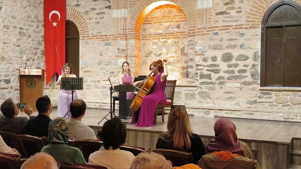 Bursa'da Terra Trio Müzik Grubu Sanatseverlerle Buluştu