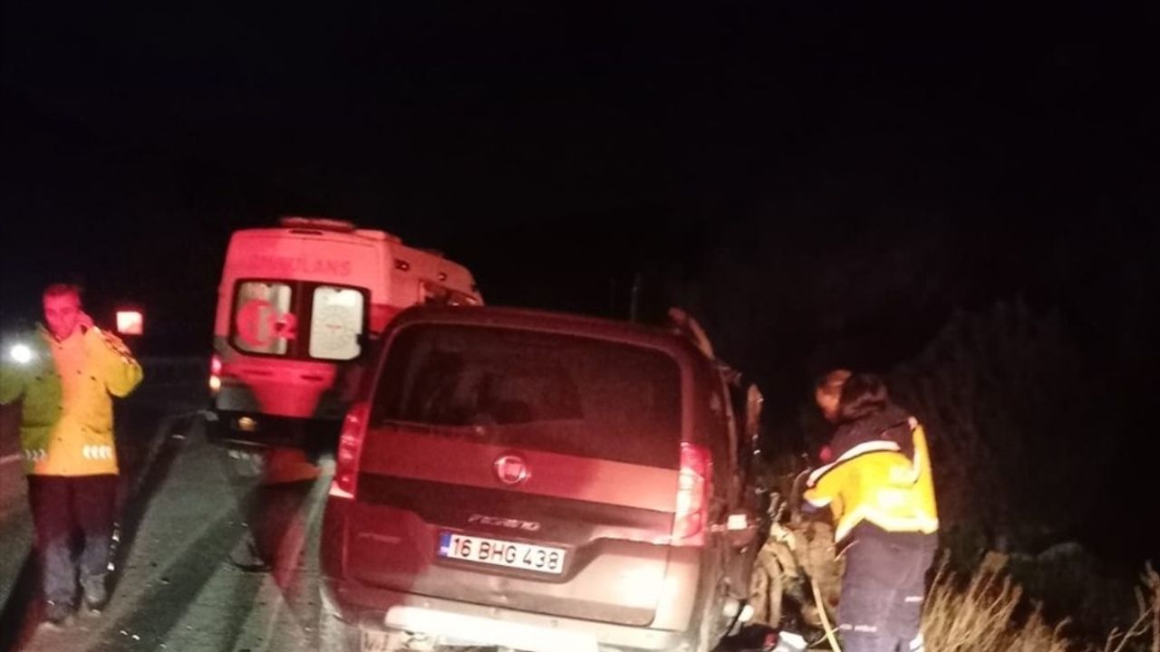 Bursa'da Tıra Çarpan Hafif Ticari Araç Sürücüsü Hayatını Kaybetti