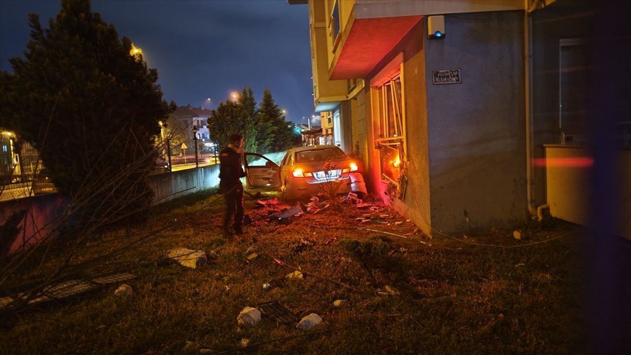Bursa'da Zincirleme Trafik Kazasında Üç Kişi Yaralandı