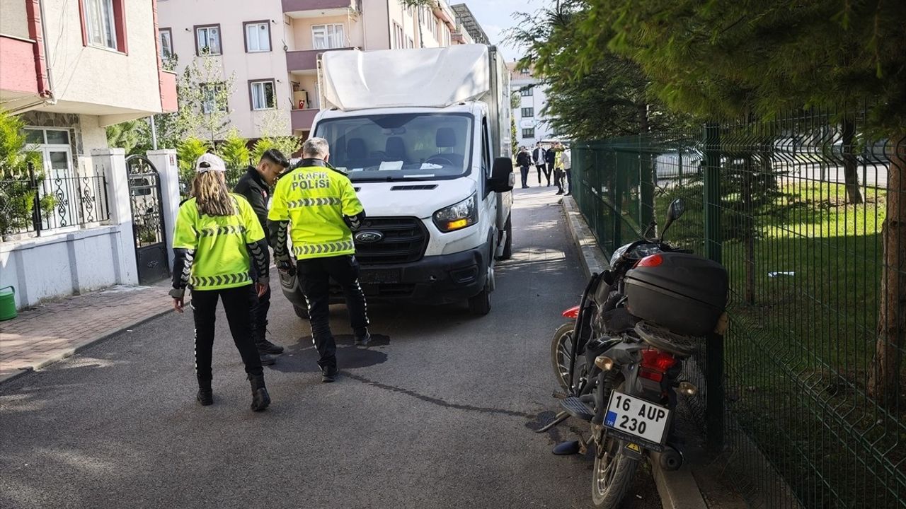 Bursa İnegöl'de Motosiklet Kamyonetle Çarpıştı, Sürücü Ağır Yaralandı