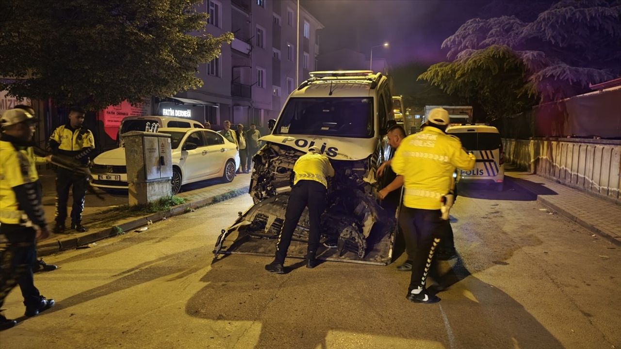 Bursa İnegöl'de Polis Aracı ile Hafif Ticari Araç Çarpıştı: 2 Memur Yaralandı