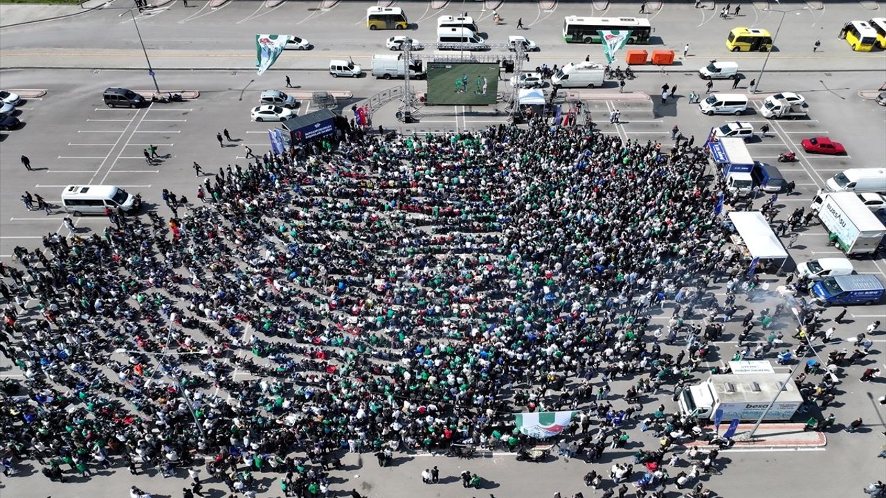 Bursaspor, Şampiyonluğu Kutluyor: Taraftarlar Coşkuyla Bir Araya Geldi