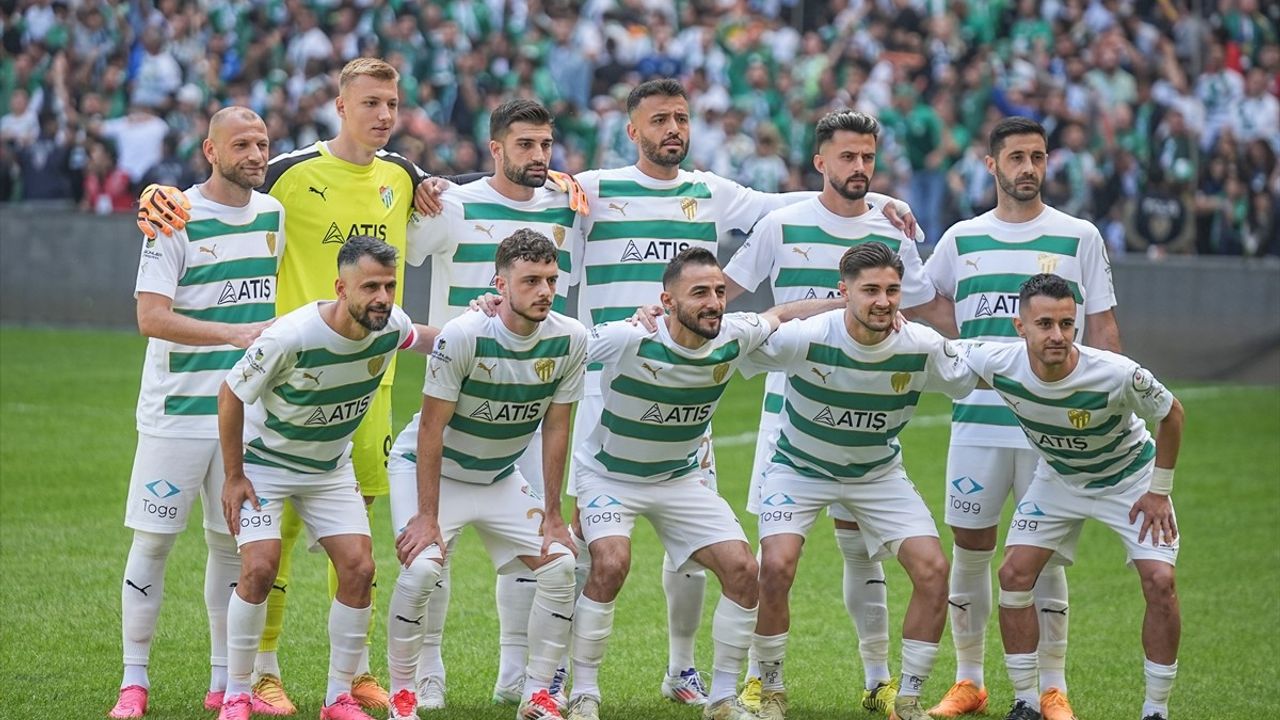 Bursaspor, Şampiyonluk Kupasını 45 Bin Taraftar Önünde Aldı