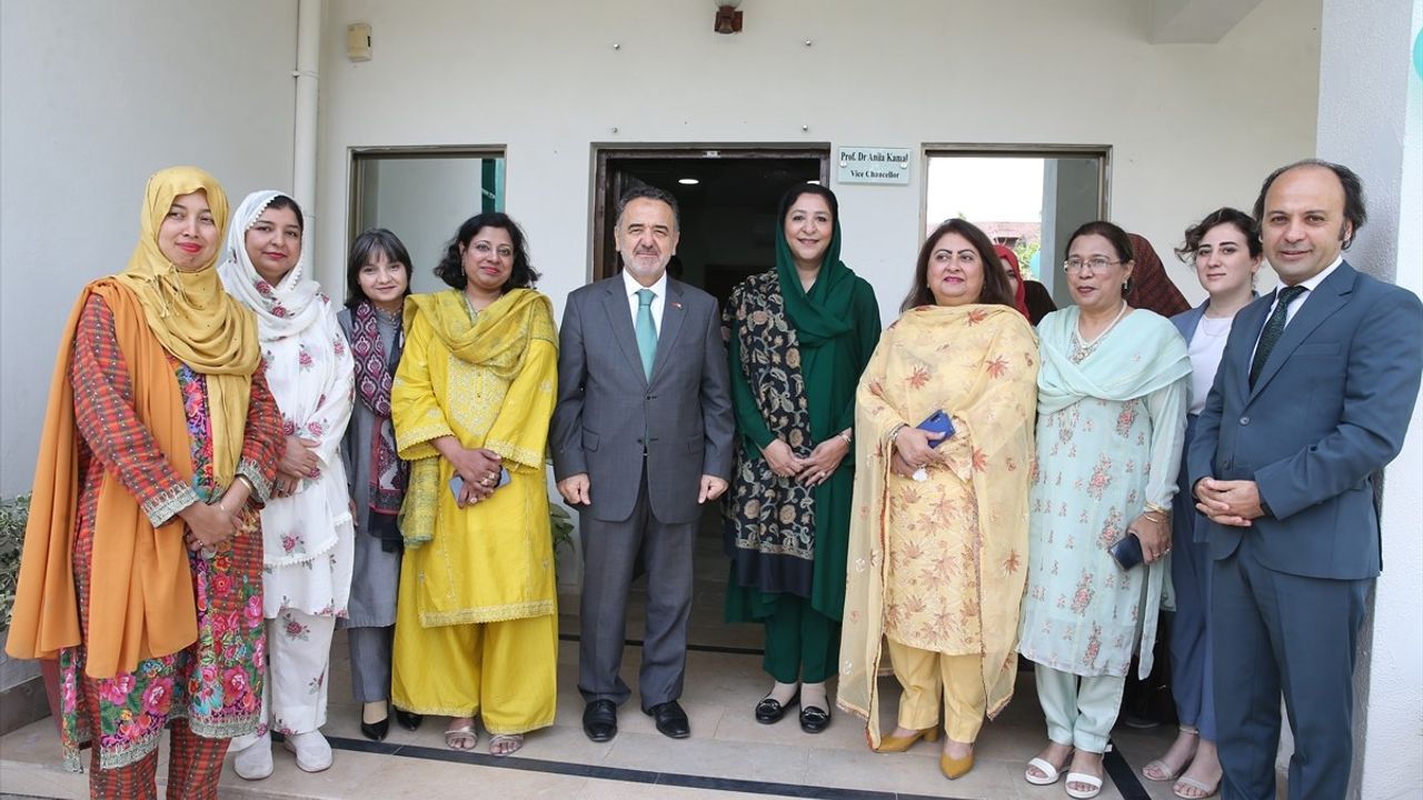 Büyükelçi Neziroğlu, TİKA'nın Kurduğu Laboratuvarı Ziyaret Etti