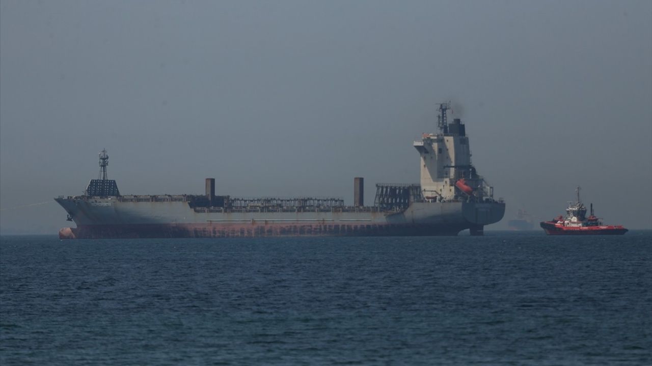 Çanakkale Boğazı'nda Arızalanan Gemi Güvenli Bölgeye Çekildi