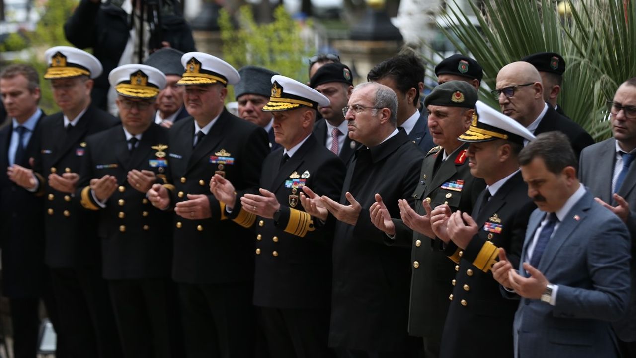 Çanakkale Boğazı'nda Dumlupınar ve Atılay Denizaltıları İçin Anma Töreni Düzenlendi