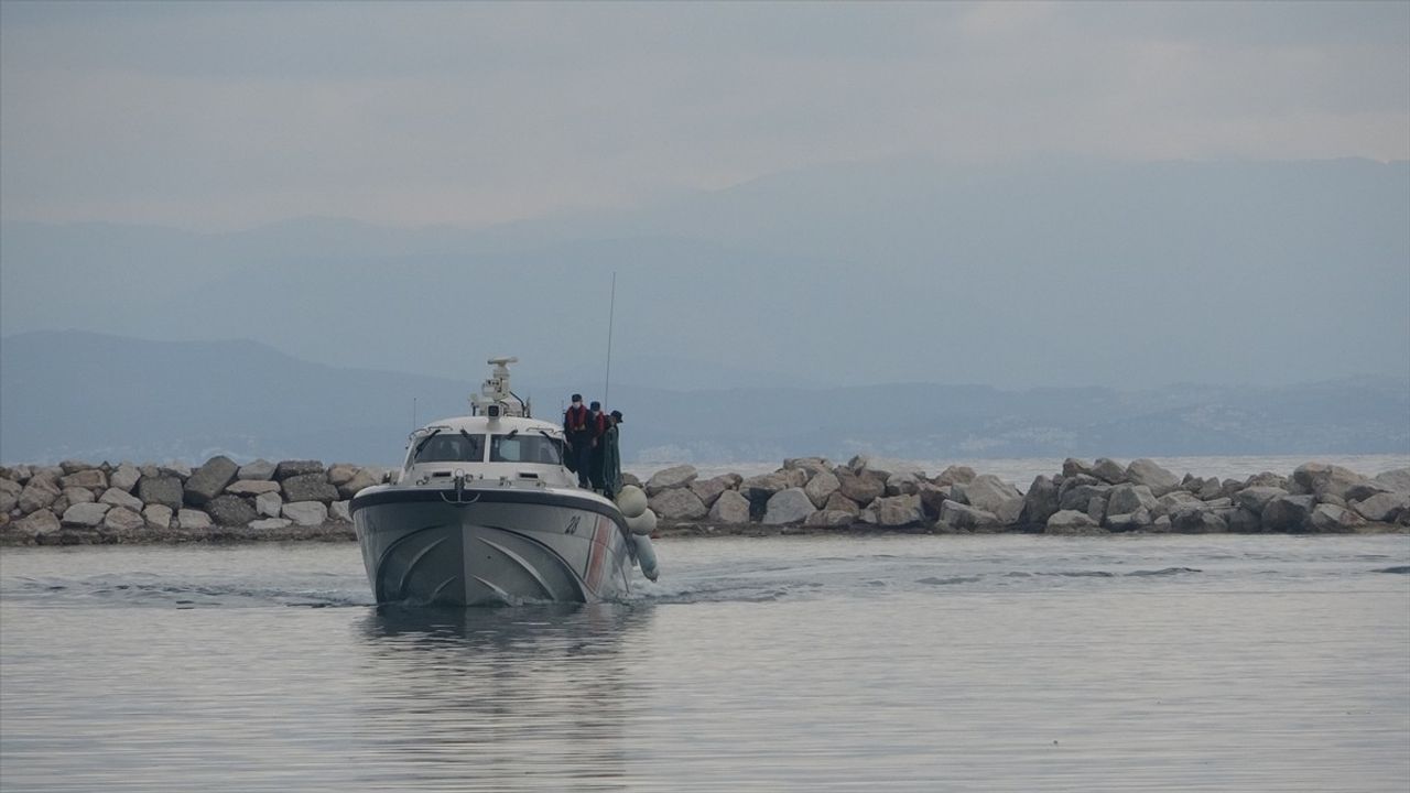Çanakkale'de Düzensiz Göçmenleri Taşıyan Botun Batması: 9 Ölü, 25 Kurtarıldı