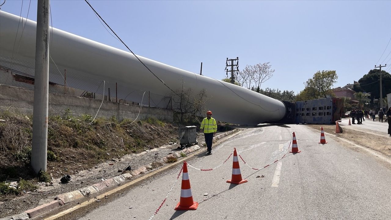 Çanakkale'de Rüzgar Türbini Pervanesi Taşıyan Tır Devrildi