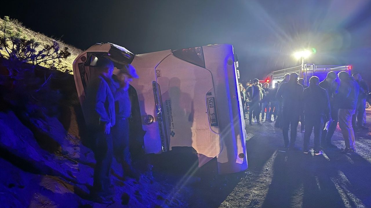 Çankırı'da İşçi Servisi Devrildi: Çok Sayıda Yaralı