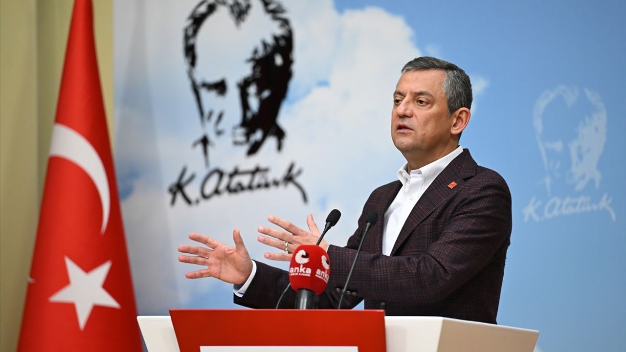 CHP Genel Başkanı Özgür Özel, 21. Olağanüstü Kurultay'ı ve Erken Seçim Çağrısını Duyurdu