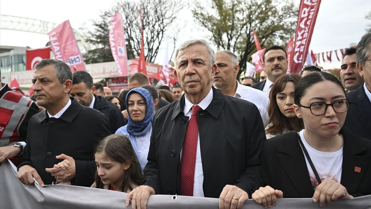 CHP Genel Başkanı Özgür Özel, 23 Nisan İçin Anıtkabir'e Yürüdü