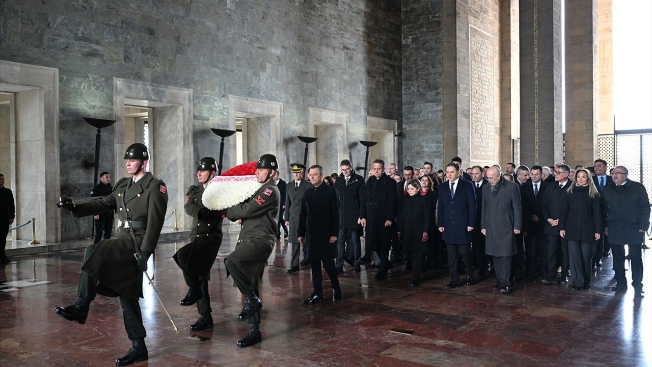 CHP Genel Başkanı Özgür Özel, Anıtkabir'i Ziyaret Etti