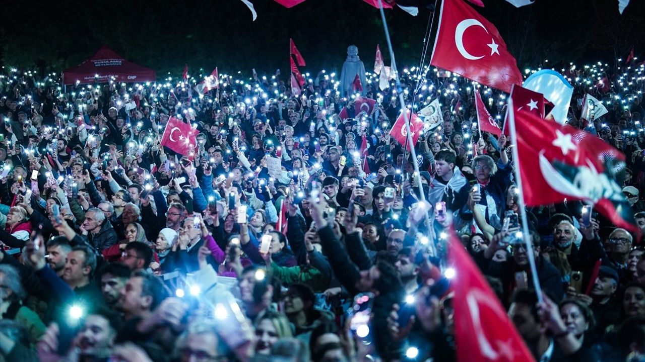 CHP Genel Başkanı Özgür Özel Beylikdüzü'nde Miting Düzenledi