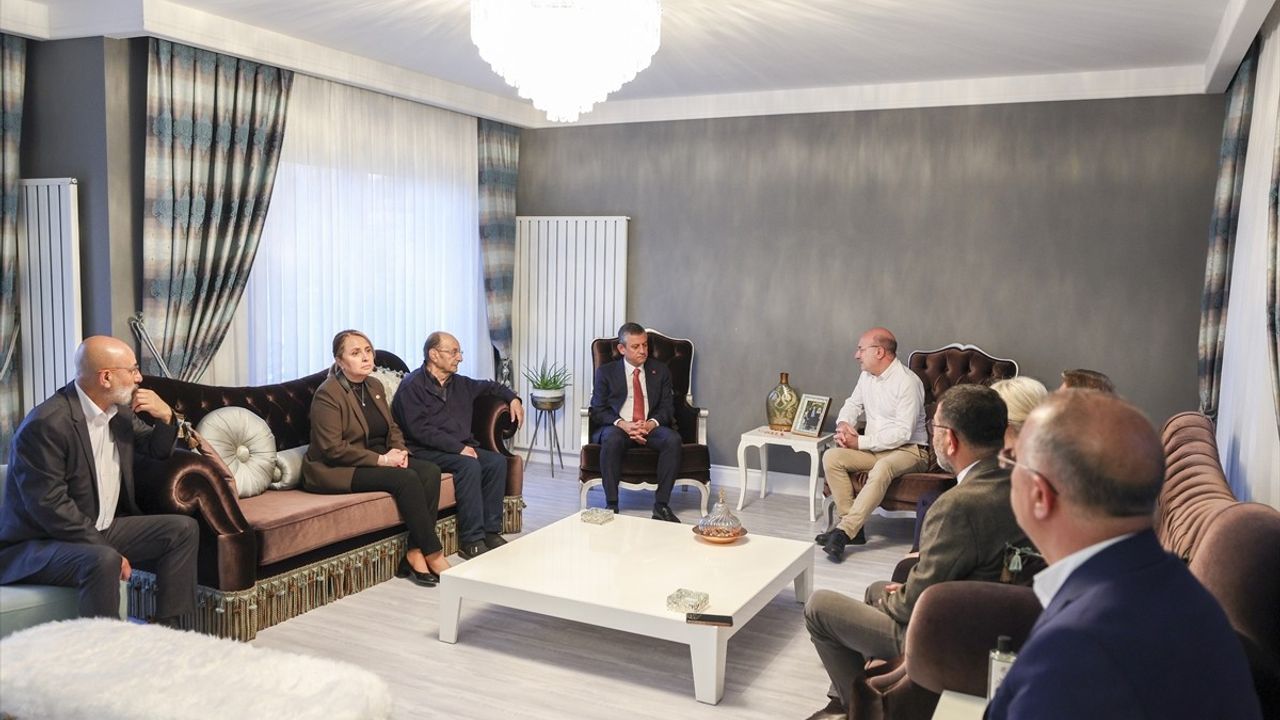 CHP Genel Başkanı Özgür Özel'den Eski Milletvekili İlhan Cihaner'e Taziye Ziyareti