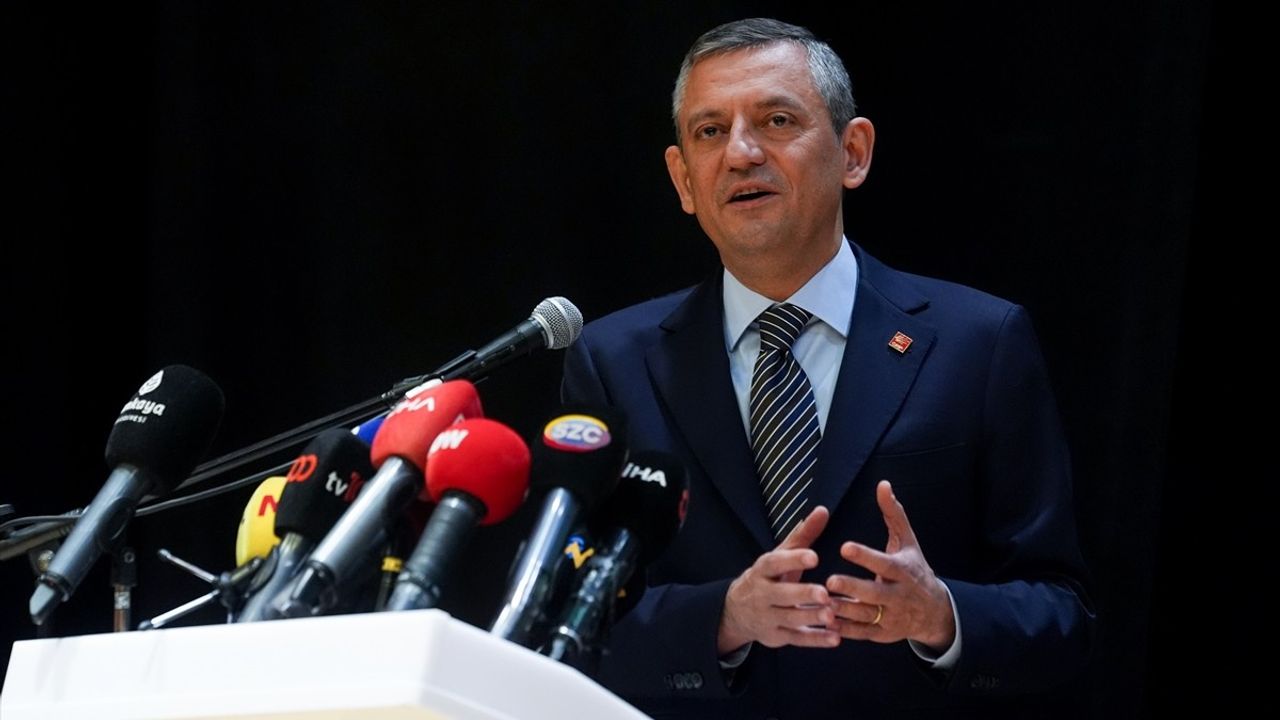 CHP Genel Başkanı Özgür Özel, Gazetecilik Ödül Töreninde Önemli Açıklamalarda Bulundu