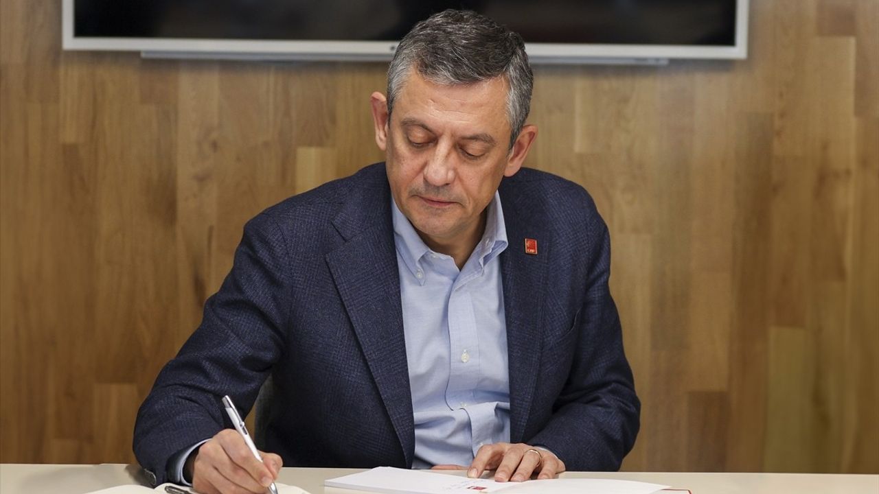 CHP Genel Başkanı Özgür Özel, Gözaltına Alınanların Aileleriyle Görüştü