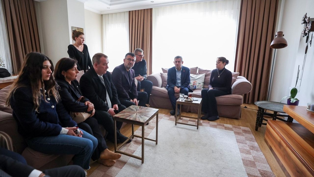 CHP Genel Başkanı Özgür Özel, Kadıköy'deki Bıçaklı Saldırıda Hayatını Kaybeden Genç İçin Taziye Ziyareti Gerçekleştirdi