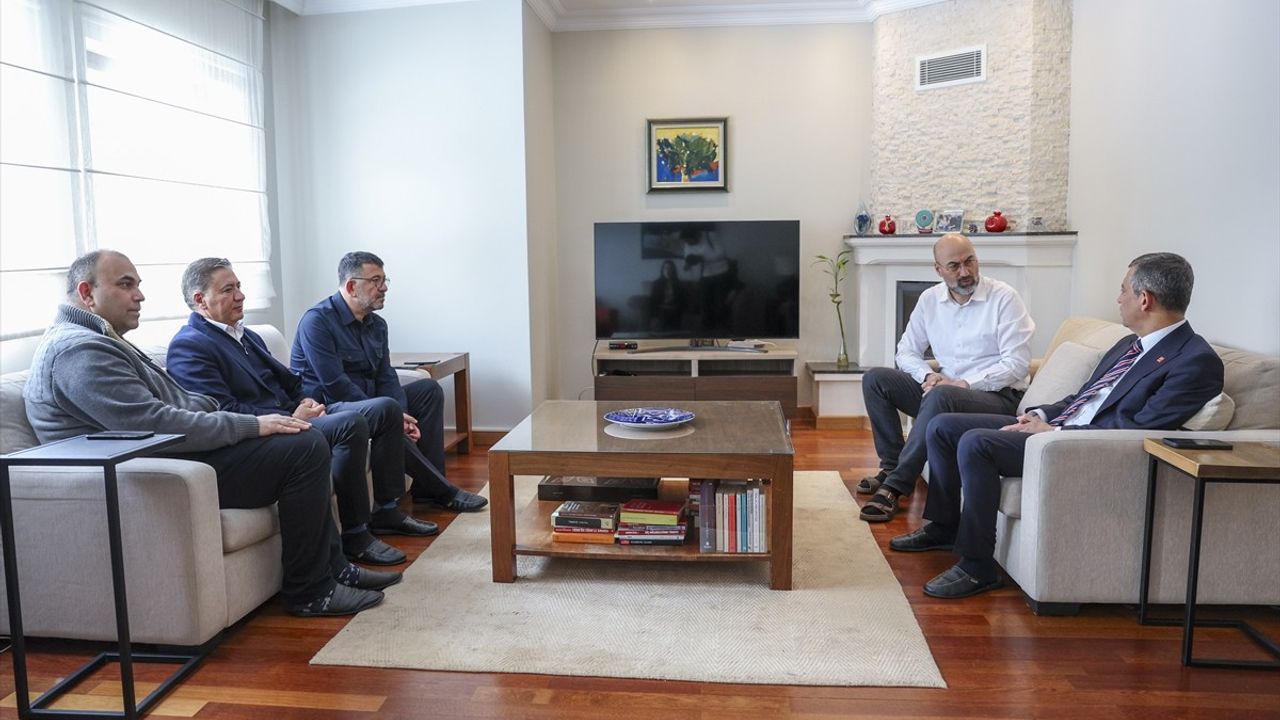 CHP Genel Başkanı Özgür Özel, Milletvekili Fethi Açıkel'e Taziye Ziyaretinde Bulundu