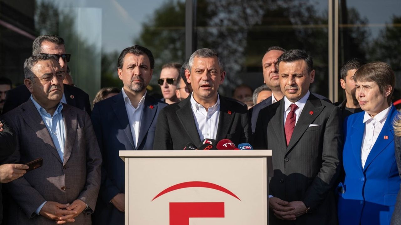 CHP Genel Başkanı Özgür Özel, Sırrı Süreyya Önder'i Hastanede Ziyaret Etti