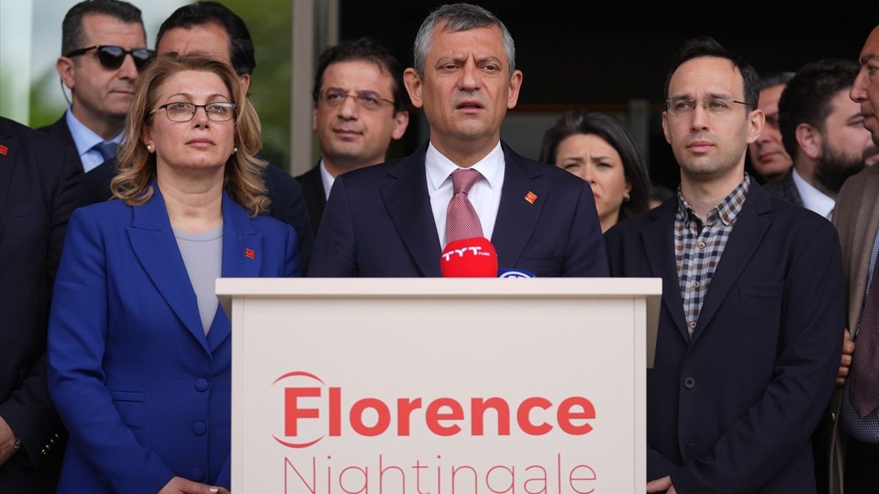 CHP Genel Başkanı Özgür Özel, Sırrı Süreyya Önder'in Hastane Ziyaretini Gerçekleştirdi