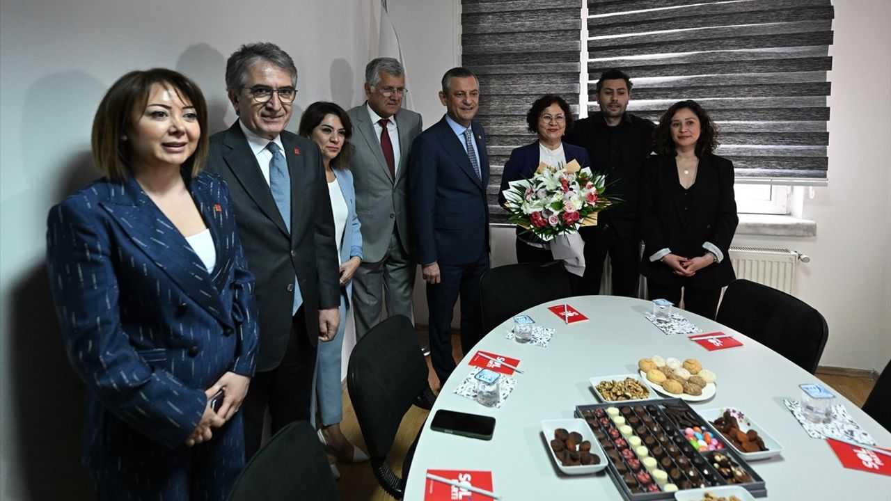 CHP Genel Başkanı Özgür Özel, Sol Parti'yi Ziyaret Etti
