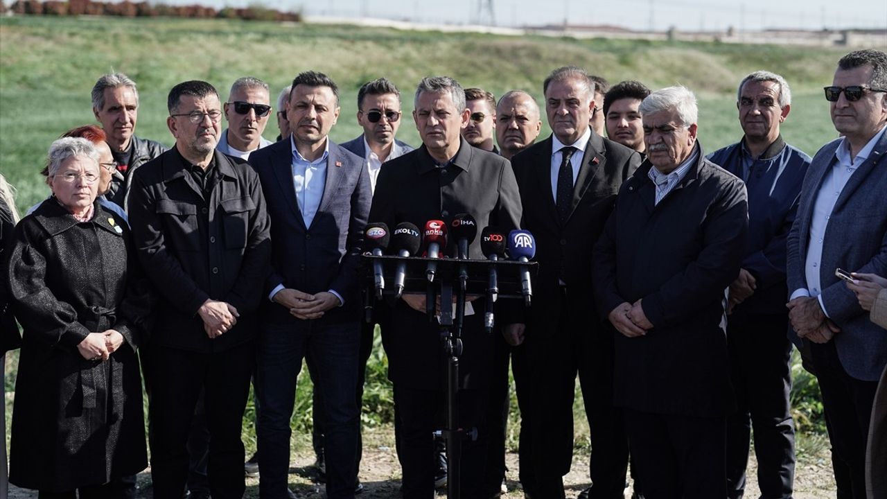 CHP Genel Başkanı Özgür Özel, Tutuklu İmamoğlu'nu Ziyaret Etti