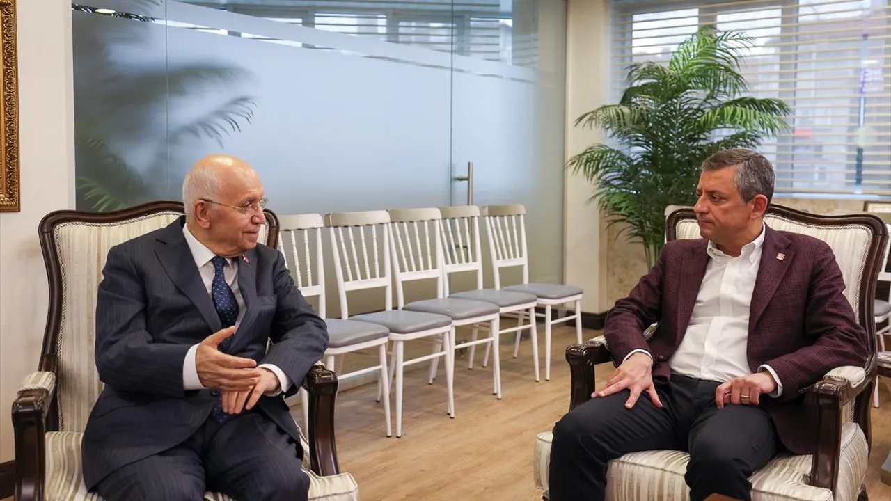 CHP Genel Başkanı Özgür Özel, Yenimahalle Belediye Başkanı Fethi Yaşar'a Taziye Ziyareti Gerçekleştirdi