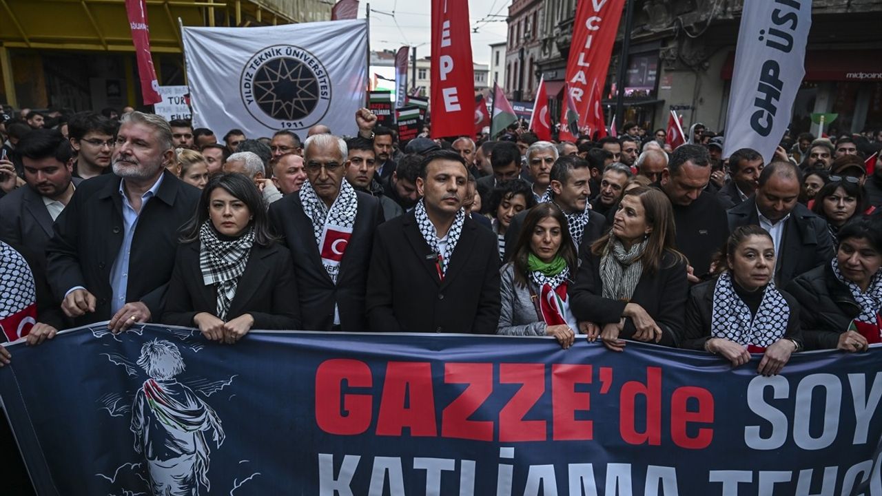 CHP'nin Beyoğlu'ndaki İzinsiz Gösterisi Nedeniyle Arbede Yaşandı