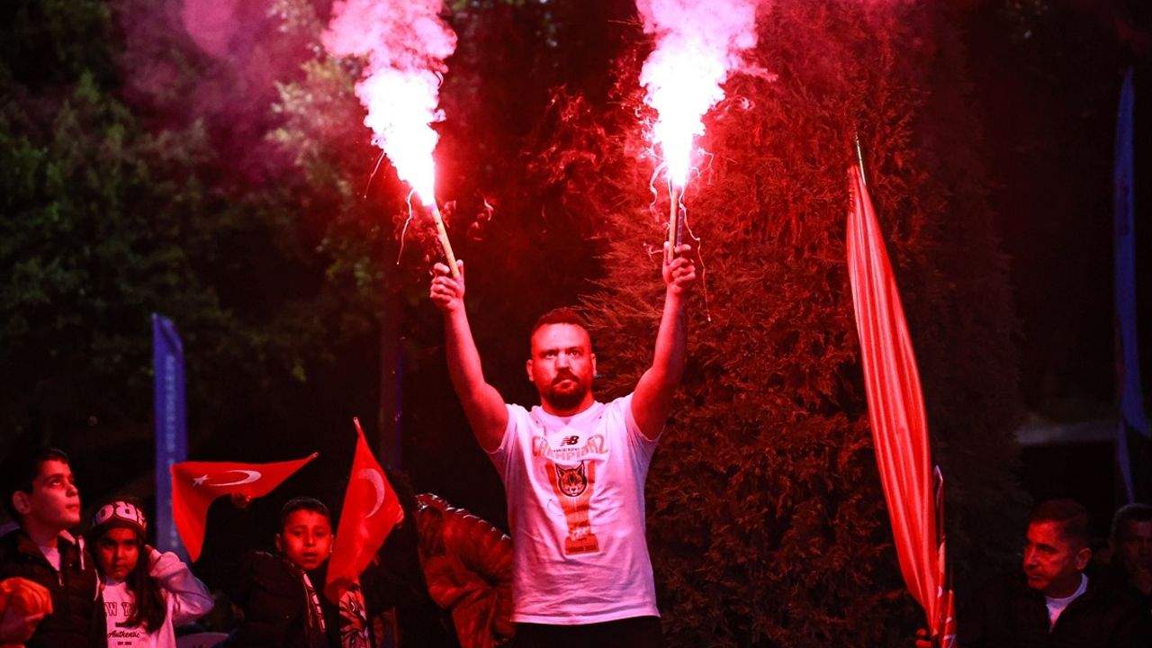 ÇİMSA ÇBK Mersin Destekçileri FIBA Kadınlar Avrupa Ligi Finalini Dev Ekrandan İzledi