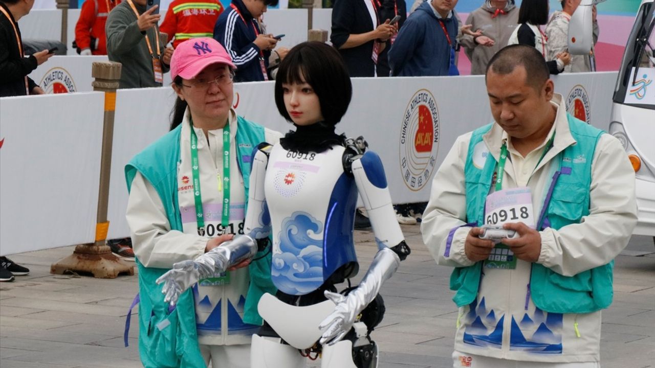 Çin'de İlk İnsan ve Robot Yarı Maratonu Gerçekleşti
