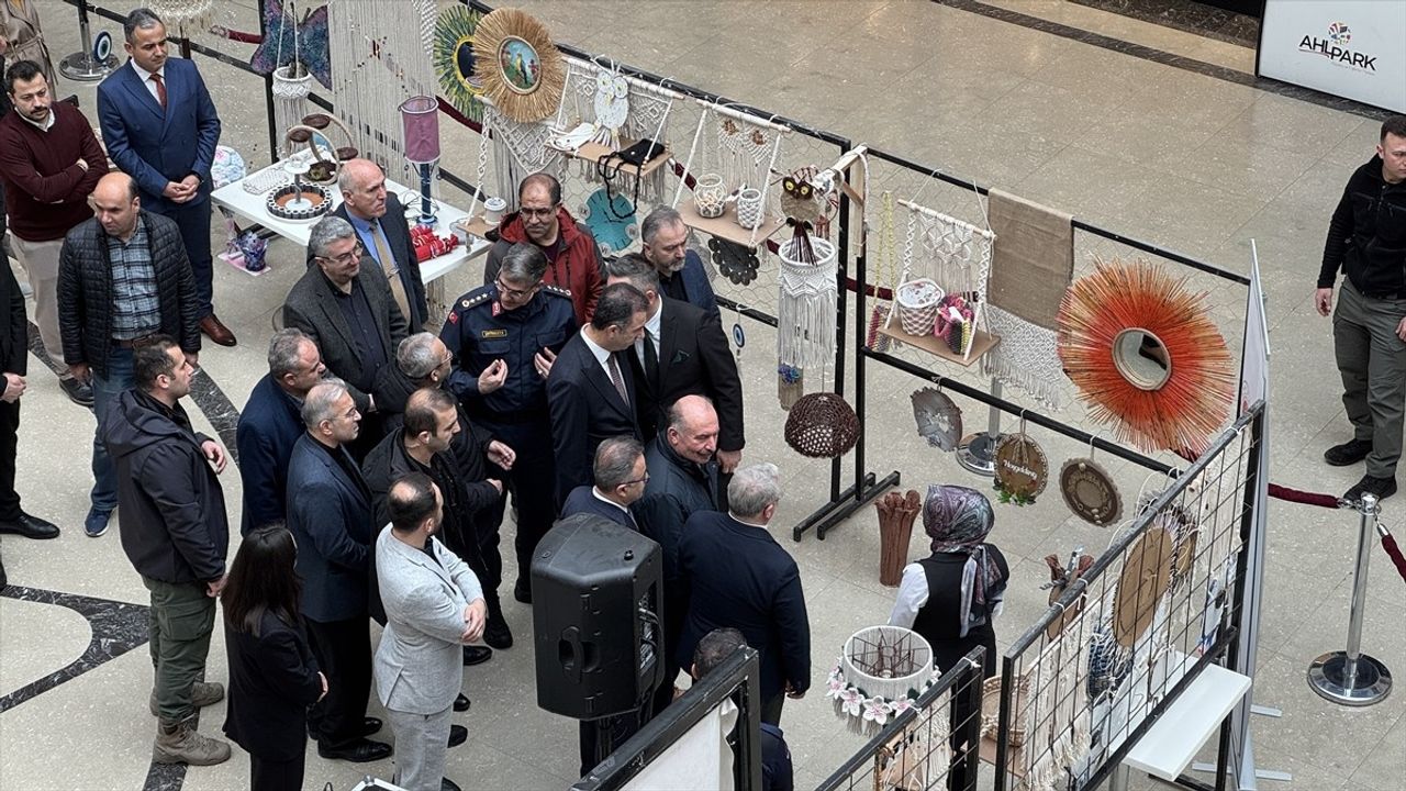 Çorum Ceza İnfaz Kurumu'nda Tutukluların Atık Malzemeleriyle Yapılan Eşyalar Sergileniyor