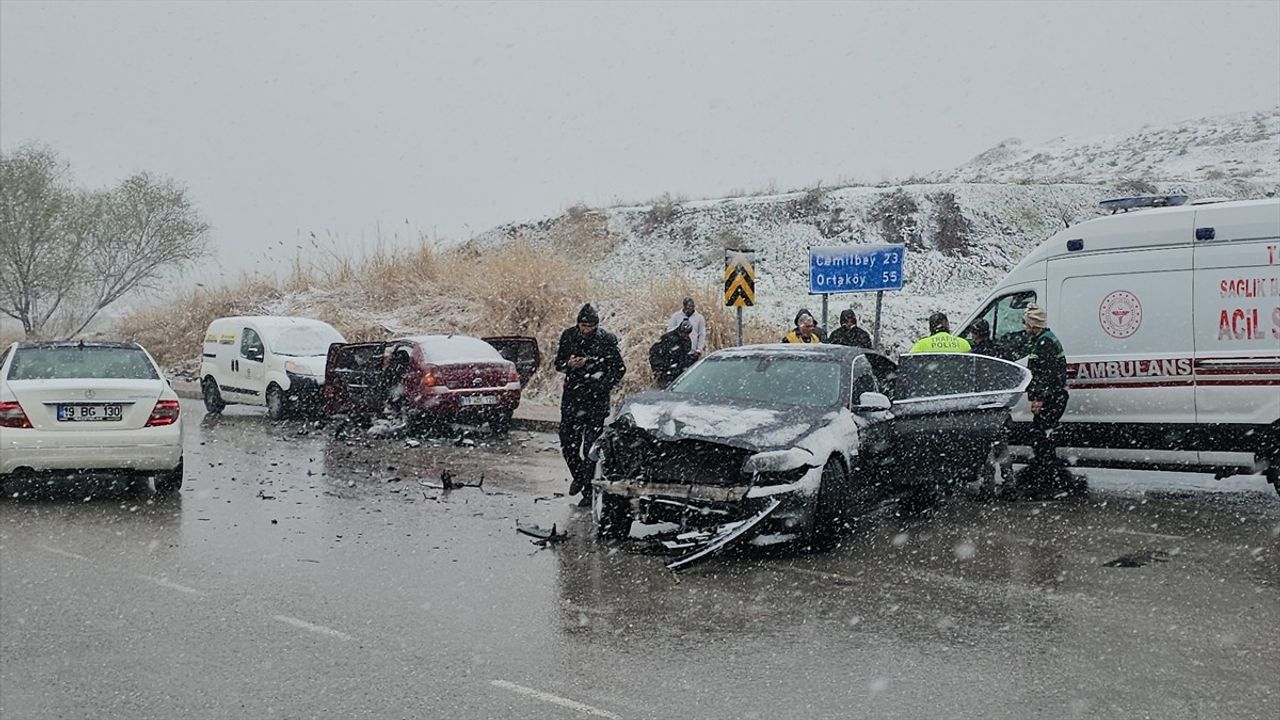 Çorum'da 3 Aracın Çarpıştığı Kazada 4 Kişi Yaralandı