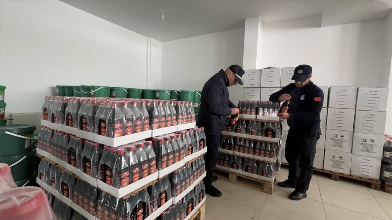 Çorum'da 4 bin 200 Şişe Son Kullanma Tarihi Geçmiş Şalgam İmha Edildi