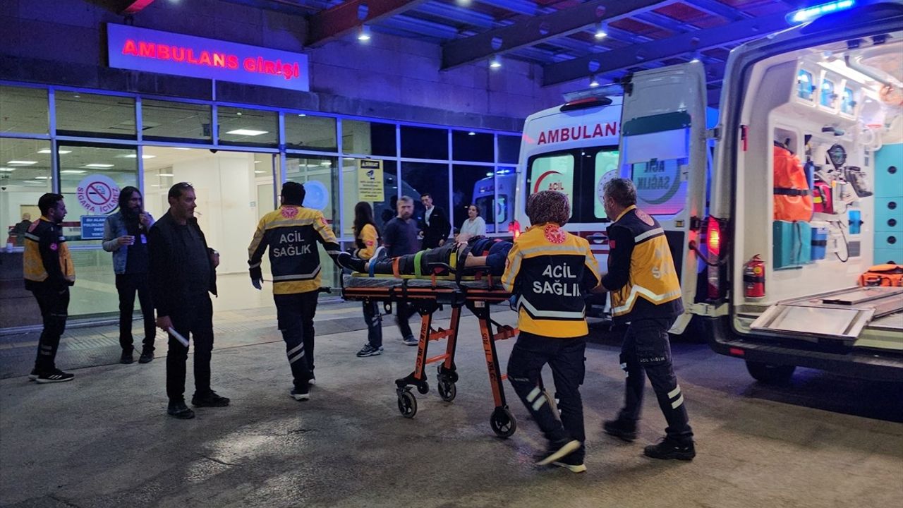 Çorum'da Devrilen Otomobildeki Çift Yaralandı