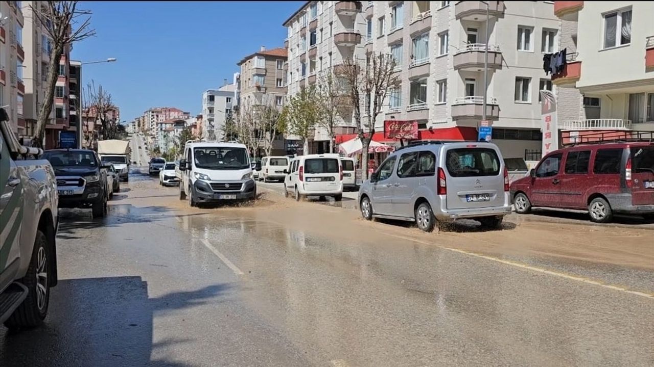 Çorum'da İş Makinesi Su Borusunu Patlattı, Cadde ve Sokaklar Suyla Kaplandı
