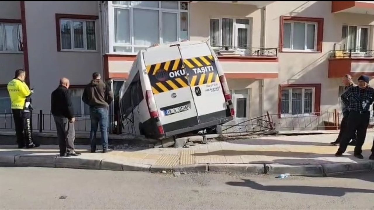 Çorum'da Okul Servisi Balkona Çarptı, İki Öğrenci Yaralandı
