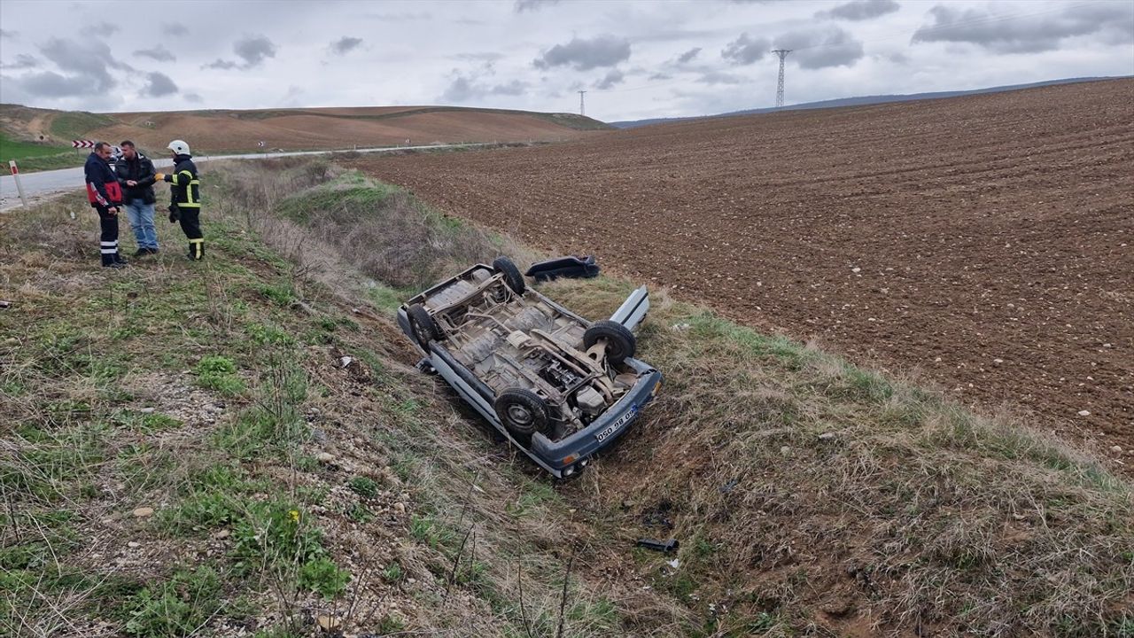 Çorum'da Şarampole Devrilen Otomobilde 2 Yaralı