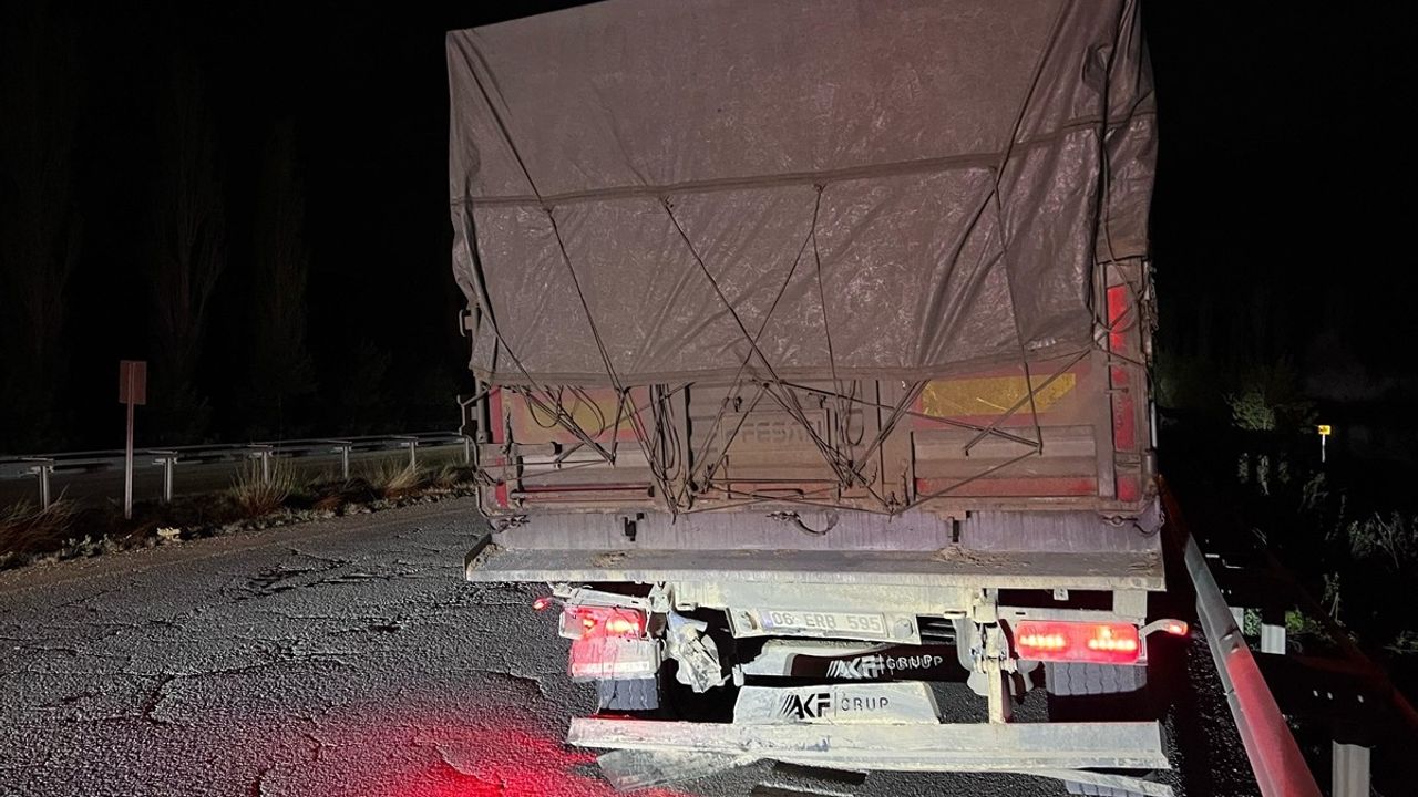 Çorum'da Tıra Arkadan Çarpan Otomobilin Sürücüsü Hastanede Hayatını Kaybetti