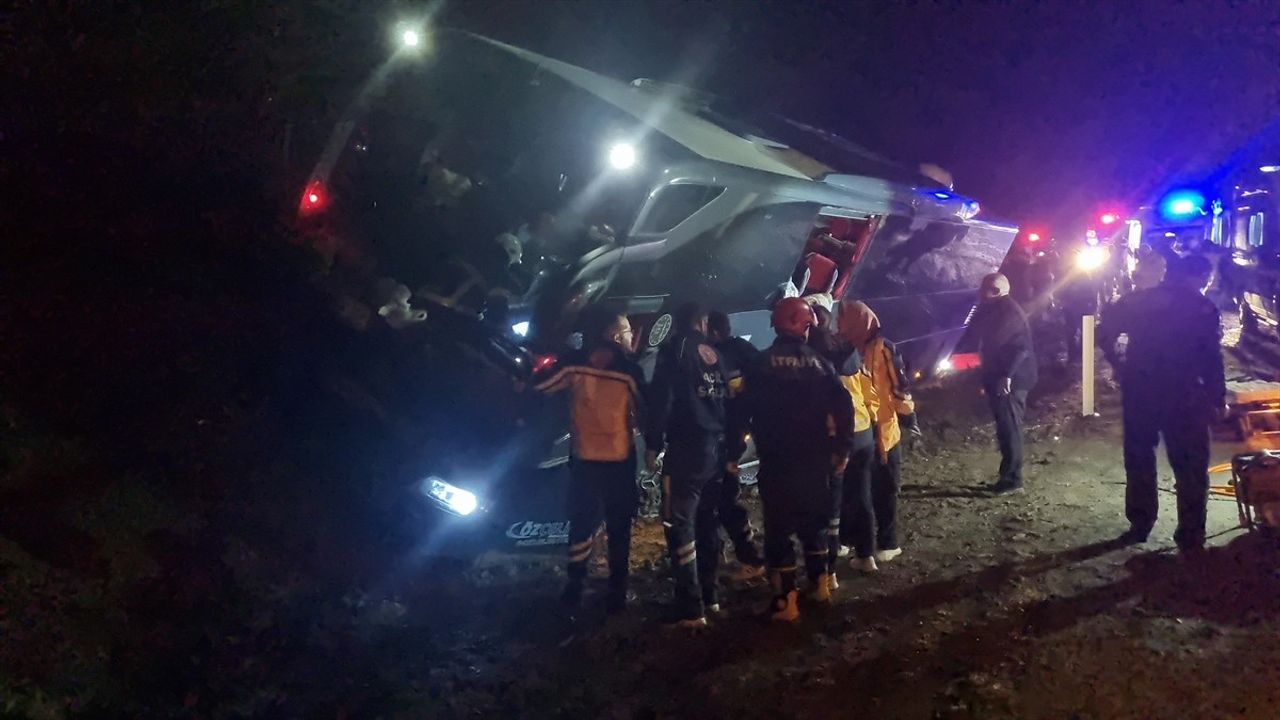 Çorum'da Tur Otobüsü Kazasında 15 Kişi Yaralandı