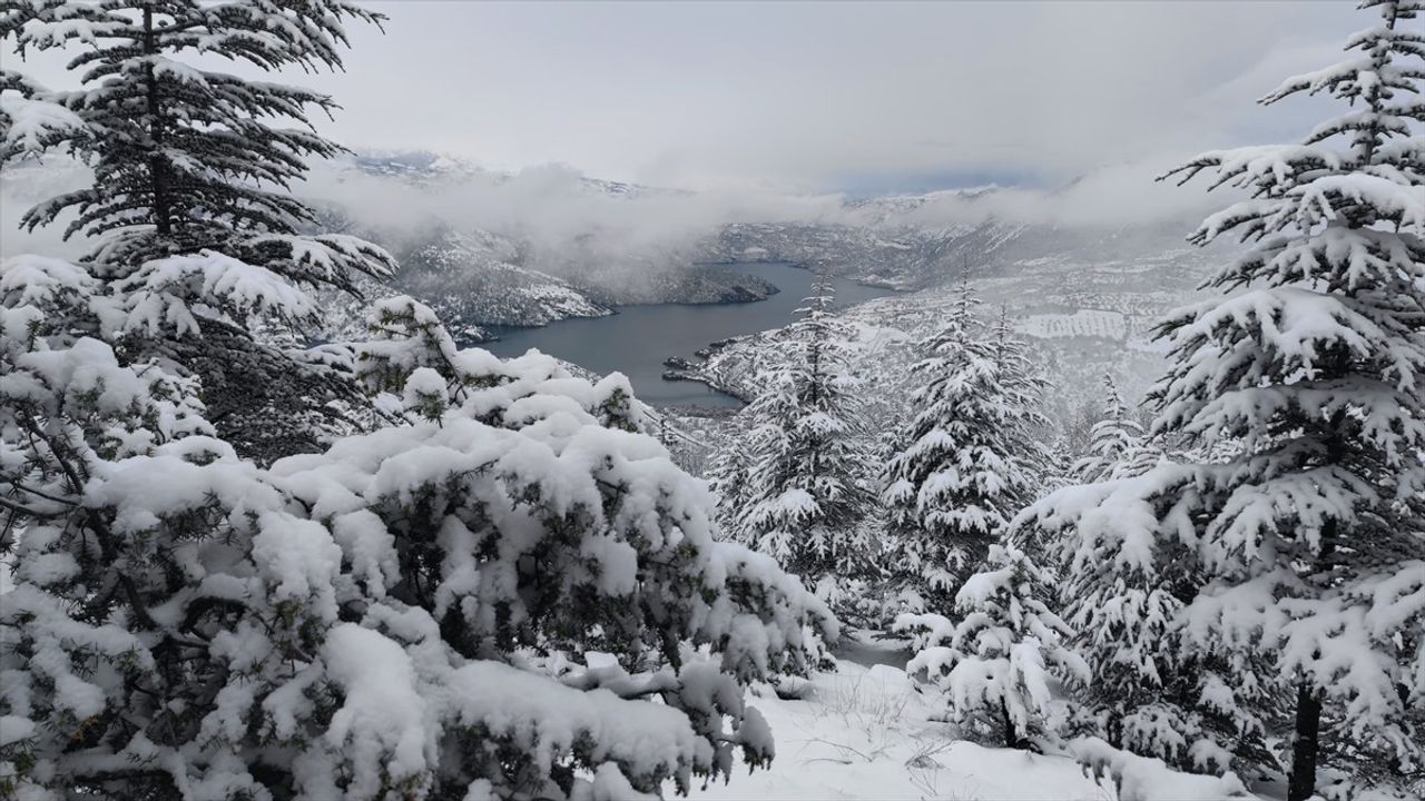 Çorum'daki Obruk Barajı Gölü Beyaz Örtüyle Kaplandı