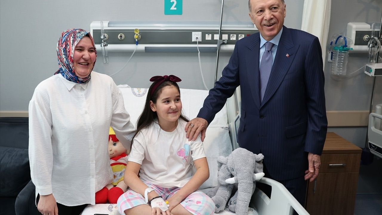 Cumhurbaşkanı Erdoğan, Bağcılar Kadın Doğum ve Çocuk Hastalıkları Hastanesi'nde Hasta Ziyareti Gerçekleştirdi