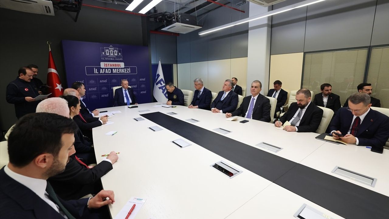 Cumhurbaşkanı Erdoğan, İstanbul AFAD Kriz Merkezinde Deprem Brifingi Aldı