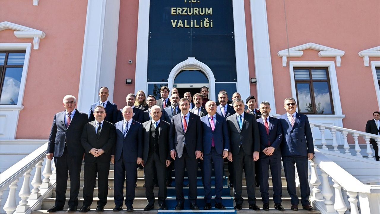 Cumhurbaşkanı Yardımcısı Cevdet Yılmaz, Erzurum Valiliği'ni Ziyaret Etti