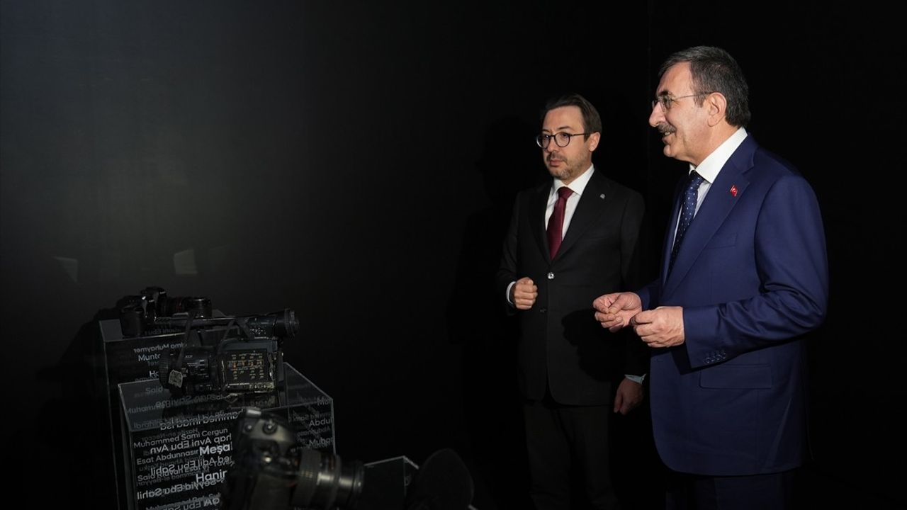 Cumhurbaşkanı Yardımcısı Yılmaz, Antalya Diplomasi Forumu'nda AA Standını Ziyaret Etti