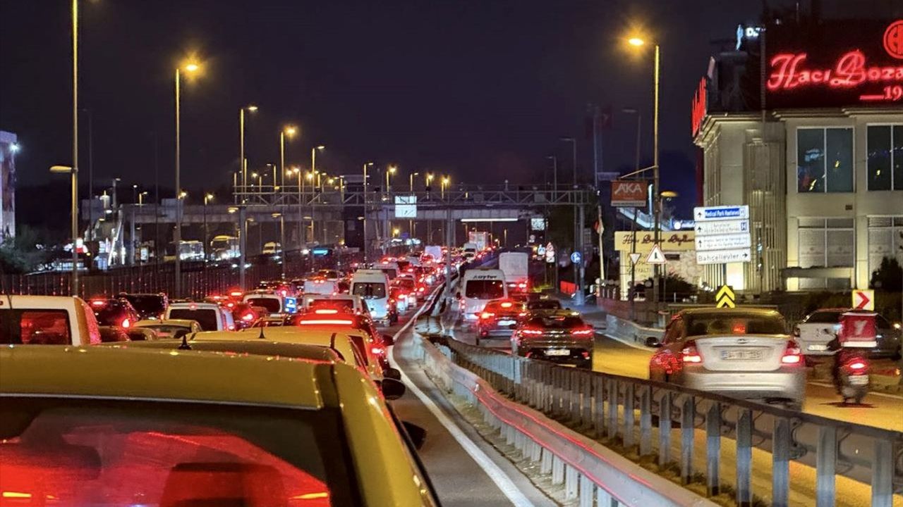 D-100 Kara Yolunda Yenibosna Metrobüs Yaya Üst Geçidi Söküm Çalışması Başladı
